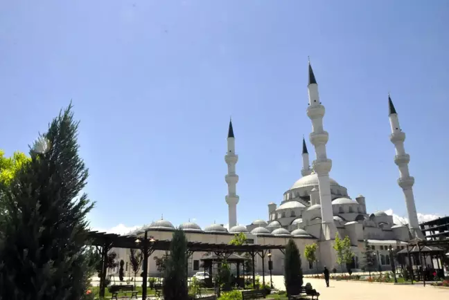 Türk hayırseverin Kırgızistan'a getirdiği Kabe örtüsünün bir bölümü, Bişkek Merkez Camisine hediye edildi