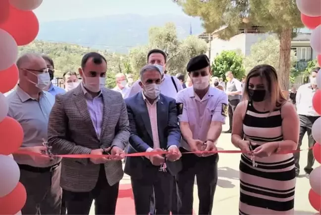 Beydağ'da bir okulda kütüphane ve