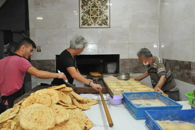 Behzat Uygur, Akşehir'de pidecilik yapıp yorgan dikti