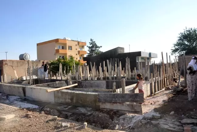 Fransa'da topladığı yardımlarla Mardin'de ihtiyaç sahibi aileye ev yaptırıyor