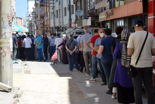 39 derece hava sıcaklığını umursamadan saatlerce baklava kuyruğunda beklediler