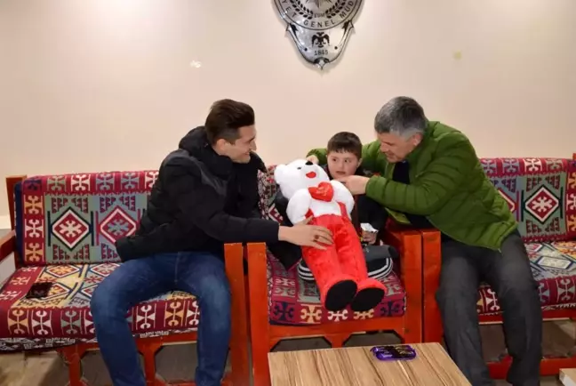 Kaybolan down sendromlu çocuk apartmanda bulundu, yakınları gözyaşlarına boğuldu