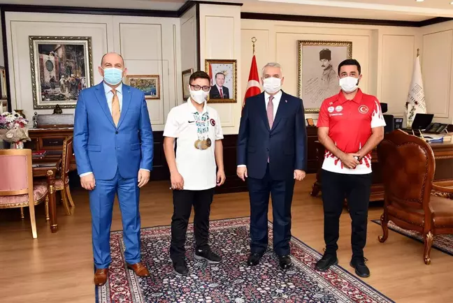 Vali Yıldırım, triatlonda Avrupa şampiyonu olan Akçakoca'yı kabul etti