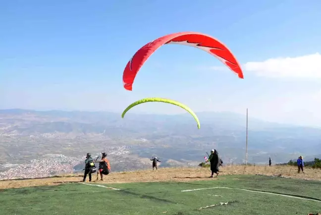 Yamaç paraşütü pilotları Kestane Dağı'nda buluştu