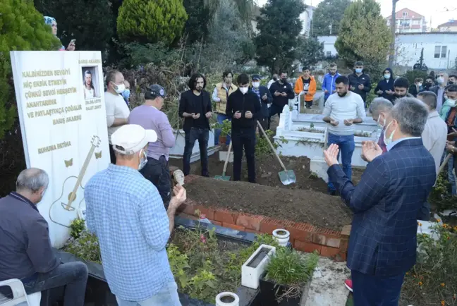 Şarkıcı Barış Akarsu'nun annesi toprağa verildi