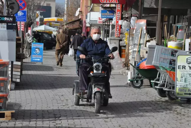 Engelli aracıyla ihtiyaç sahiplerine ekmek taşıyor