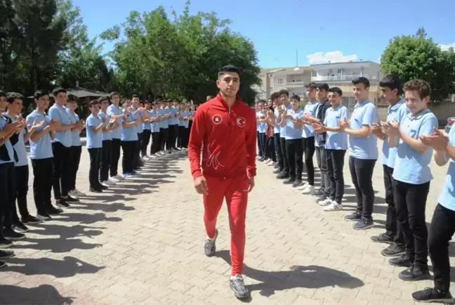 Wushu'da Avrupa şampiyonu olan Cizreli milli sporcu Baran Çelik, okulunda coşku ile karşılandı