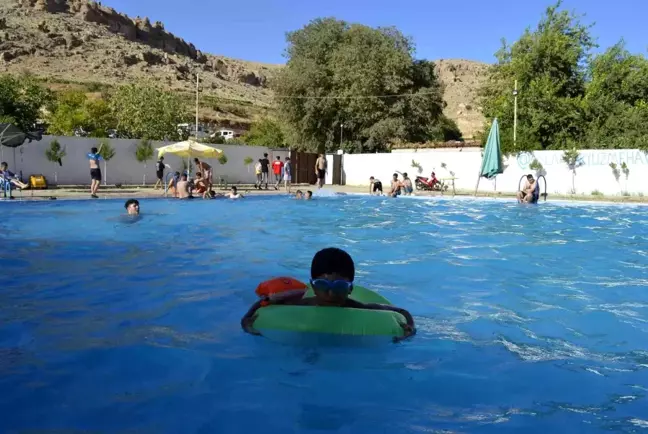 Hava sıcaklığının 45 dereceyi bulduğu Mardin'de vatandaşlar havuza akın etti