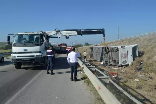 Son dakika haberi... AFYONKARAHİSAR - Yolcu otobüsü devrildi, 1 kişi öldü, 38 kişi yaralandı (4)