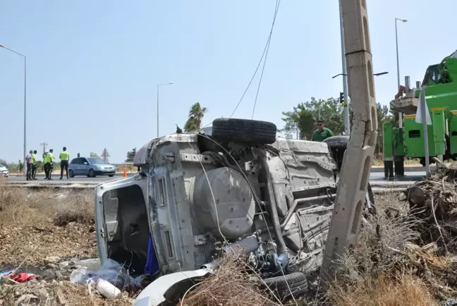 Devrilip elektrik direğine çarpan otomobildeki 6 kişi yaralandı