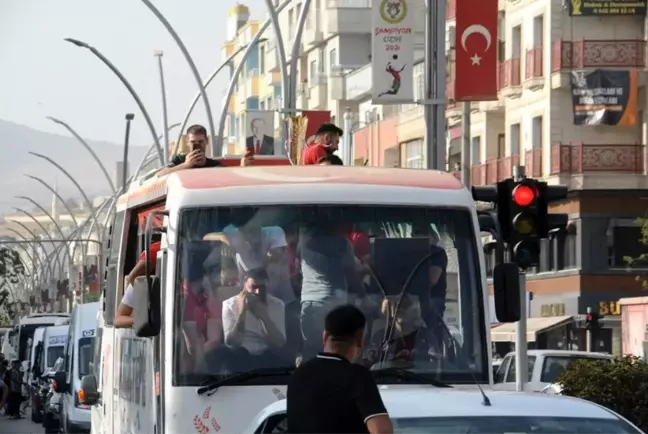 Şırnak haber! Balkan Kupası şampiyonu Cizre Belediyespor, coşkuyla karşılandı