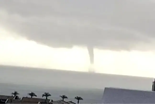 Çeşme'de Sağanak Yağışın Ardından Hortum Oluştu