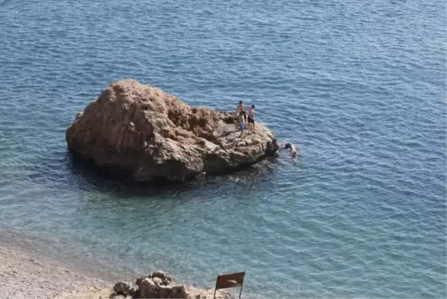 Denizin, havadan sıcak olduğu Antalya'da sahiller doldu