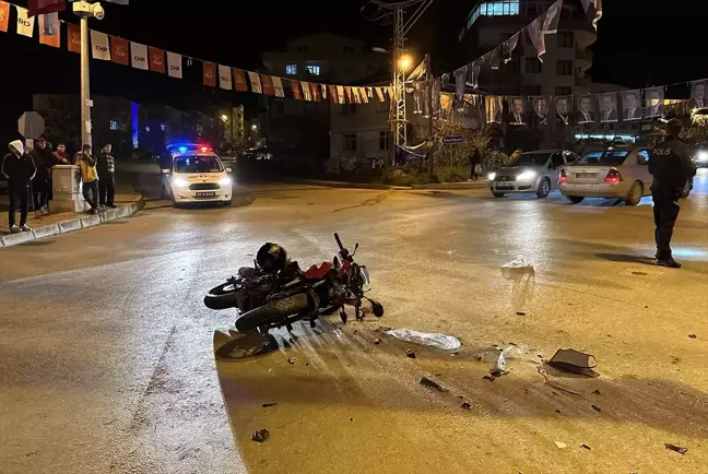 Sinop'ta motosikletle otomobil çarpıştı: 2 yaralı