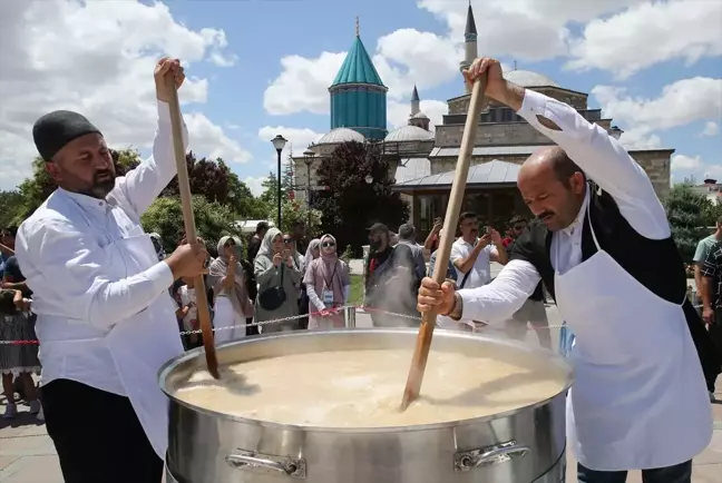 Konya'da Mevlana'nın dergahında aşure dağıtıldı