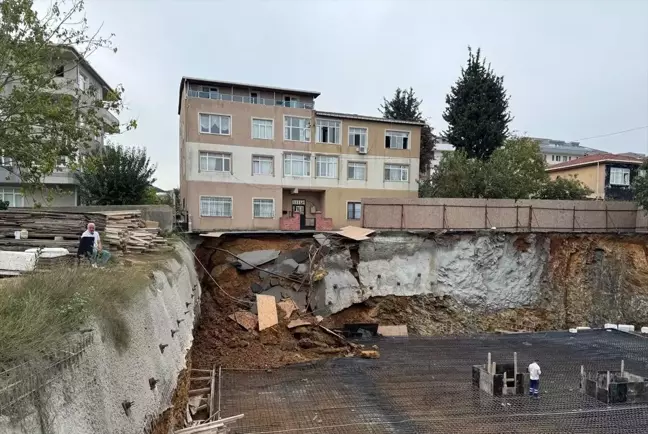 Üsküdar'da İnşaat Çöktü, Apartman Sakinleri Korku Dolu Anlar Yaşadı