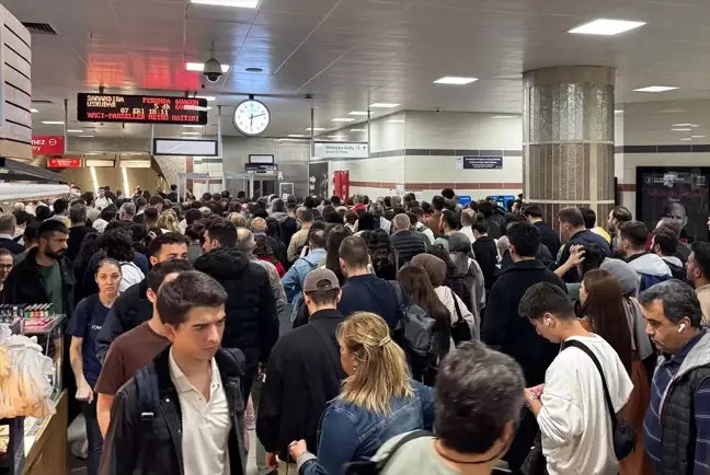 İstanbul'da Metro Turnikelerinde QR Kod Sorunu Yaşandı