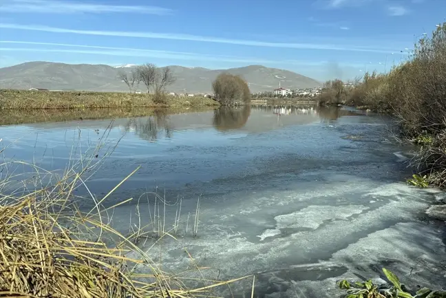 Ardahan'da Kura Nehri'nde Buzlanma