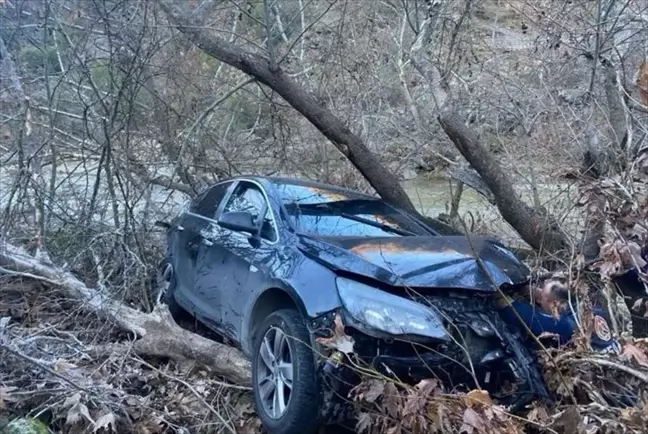 Manisa'da Otomobil Şarampole Düştü: 3 Yaralı