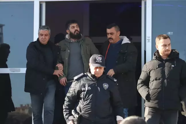 Kayseri'de Baba Oğlunu Yaraladı, Kendini Eve Kilitledi