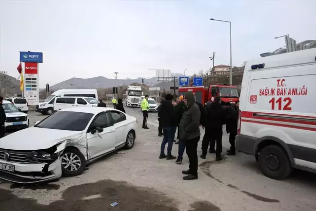 Bitlis'te Para Nakil Aracının Otomobille Çarpışması: 3 Yaralı