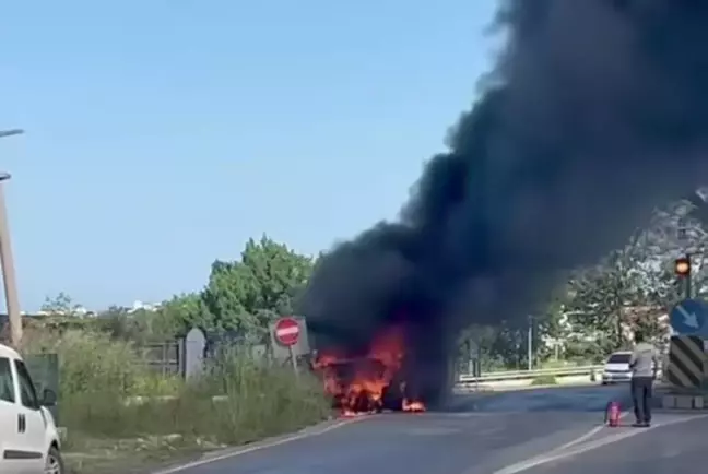 Kuşadası'nda Kamyonette Elektrik Aksamından Yangın Çıktı