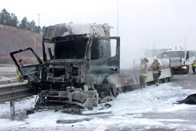 Kuzey Marmara Otoyolunda yanan TIR küle döndü