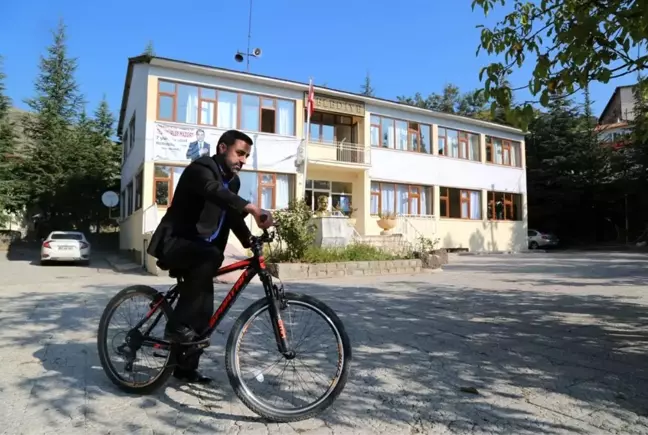 Başkan, makam aracı yerine bisiklet kullanıyor