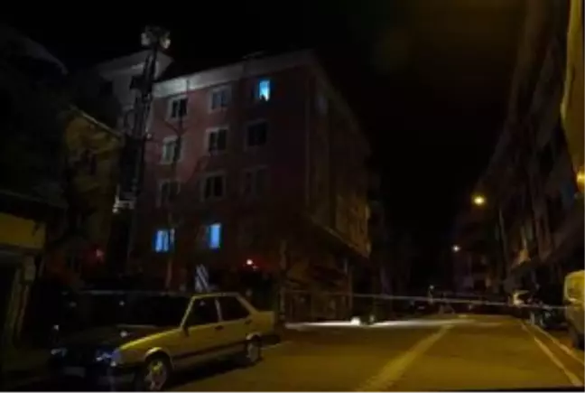 Esenyurt'ta şiddetli rüzgar nedeniyle binanın çatısı uçtu