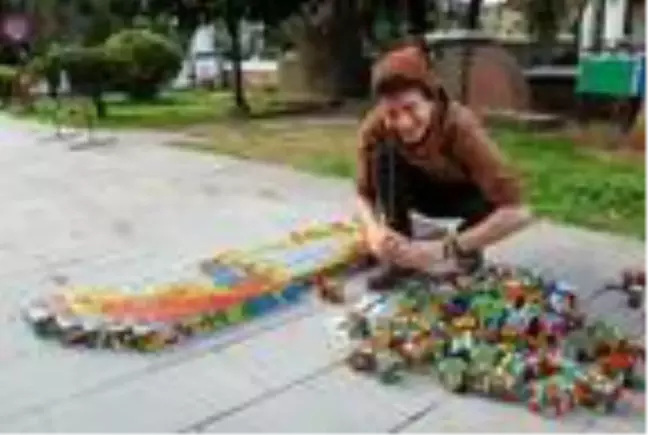 Rubik küplerle portre yapan Burak'ın hedefi dünya rekoru
