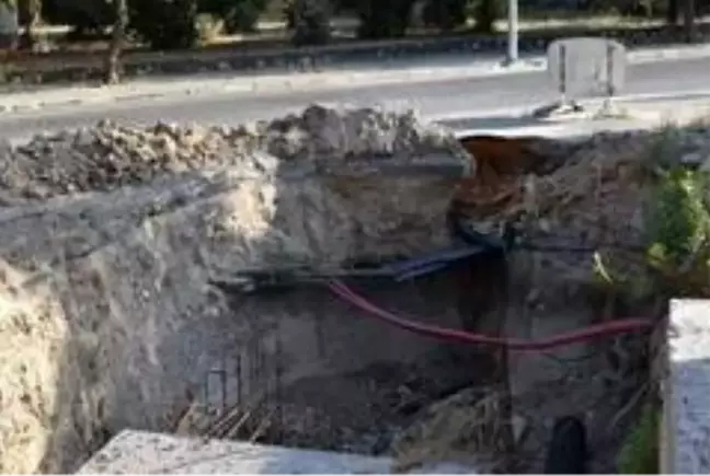 İZSU'nun cadde üzerinde açtığı yaklaşık 2,5 metre derinlikteki çukur tehlike saçıyor