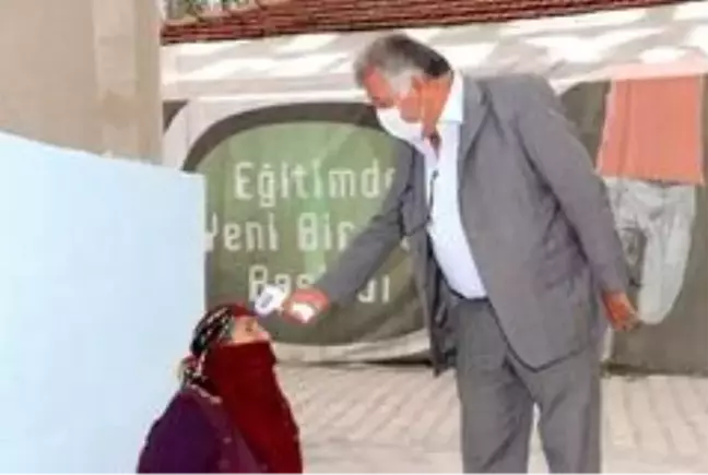 Elinde maskesi ve ateş ölçeriyle kapı kapı dolaşıyor