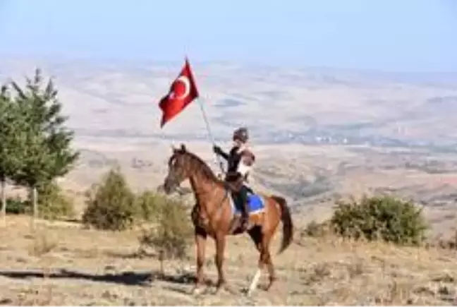 Alp kıyafetli Türk bayraklı atlılar Dinek Dağı zirvesinde