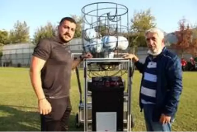 Eski futbolcudan yerli 'top atma makinesi'