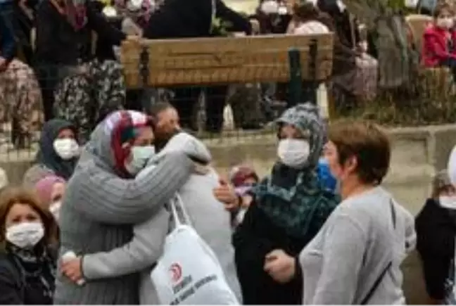 İzmir depreminde ölen hala ve yeğenleri toprağa verildi