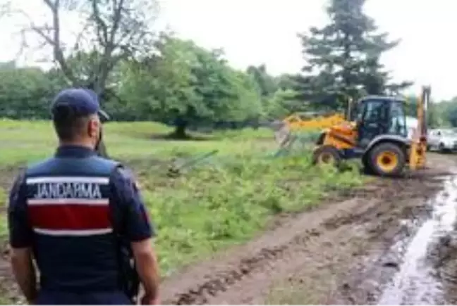 Bolu'da yaylardaki kaçak yapıları yıkılan köylüler valilik önünde toplandı