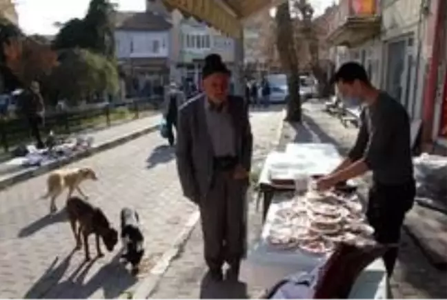 Son dakika haberi | - Duyarlı esnaf, pazarda sokak hayvanları için meyve tabağı sattı