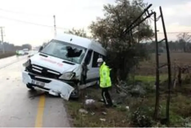 Servis minibüsü kayganlaşan yolda devrildi: 1 yaralı