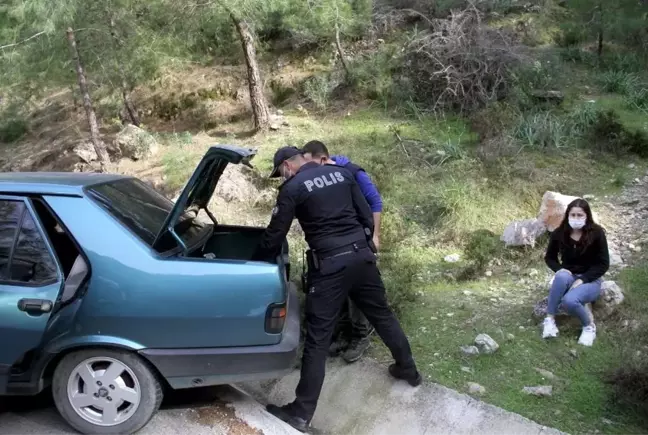 Sokağa çıkma kısıtlamasını ihlal eden genç, polisi görünce kız arkadaşını araçta bırakıp dağa kaçtı