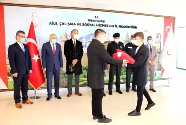 18 Mart'ta Çanakkale'de göndere çekilecek ay yıldızlı bayrak Niğde'ye ulaştı