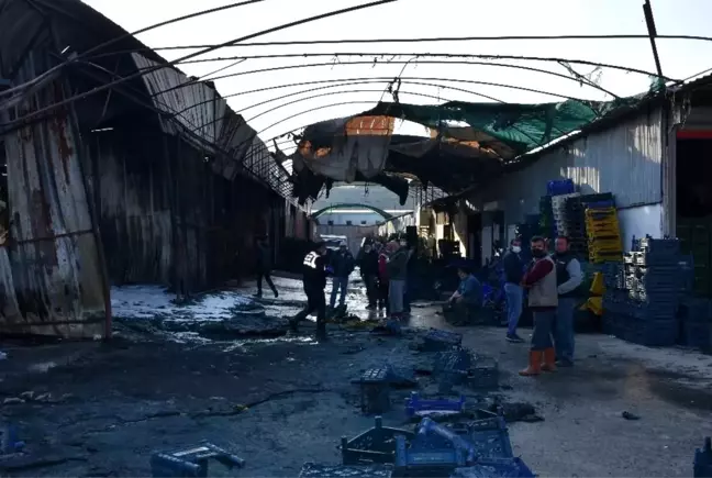 Menemen'de sebze meyve halinde korkutan yangın