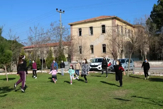 Dünya Cimnastik Şampiyonu'ndan Akhisarlı kadınlara sabah sporu