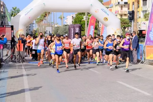 21. Alanya Atatürk Halk Koşusu ve Yarı Maratonu yapıldı