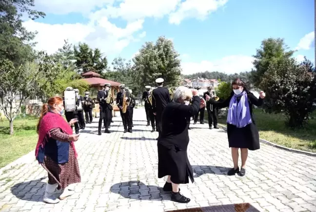 Huzurevi'ndeki yaşlılara bando sürprizi