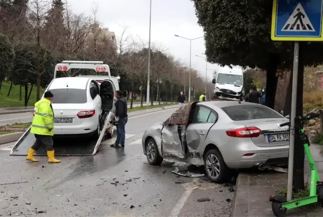 Ümraniye'de faciadan dönüldü: Karşı şeride geçip 3 araca çarptı