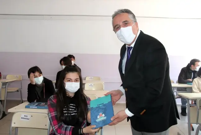 Belediye Başkanı Savran, mezun olduğu okulda öğrencilere deneme sınav seti dağıttı