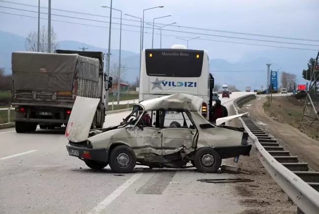 Amasya'da yolcu otobüsüyle çarpışan otomobil hurdaya döndü: 1 ölü