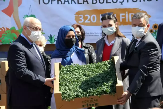 İzmir'de 320 bin yerli ve milli fide 15 bin kadınla buluşturuldu