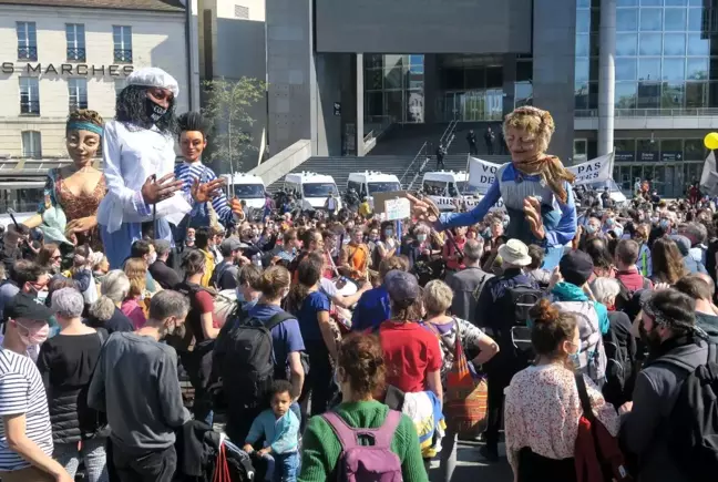 Fransa'da hükümetin işsizlik sigortası reformu protesto edildi