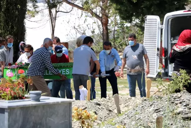 Evinde ölü bulunan kadın gözyaşları arasında toprağa verildi